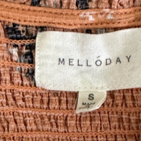 Melloday sz sm top in a pumpkin color with a floral print. Ruching front & back - Picture 15 of 15
